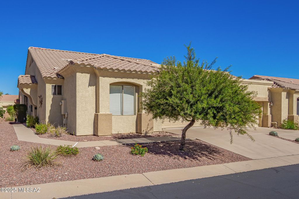 496 W Knotwood Street, Green Valley, AZ 85614