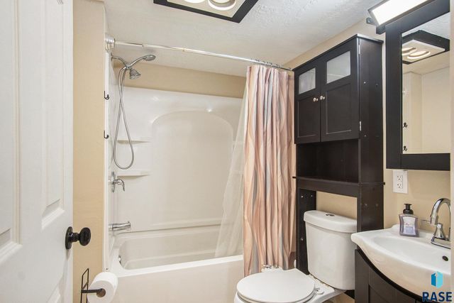 912 N Spring Ave Avenue, Sioux Falls, SD 57104