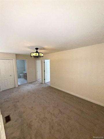 71 Grandview Circle, White Lake, MI 48386