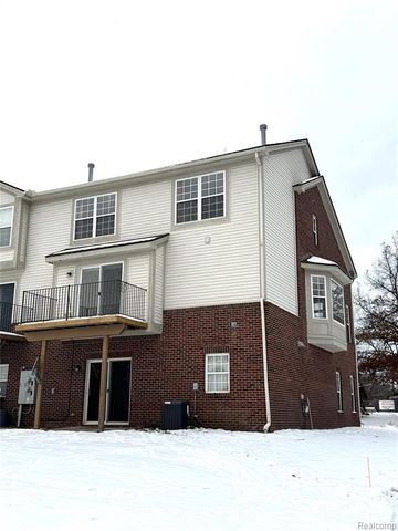 71 Grandview Circle, White Lake, MI 48386