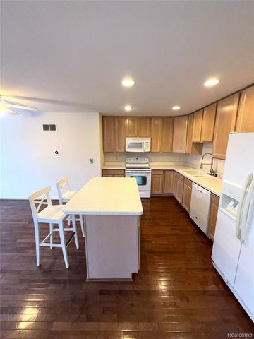 71 Grandview Circle, White Lake, MI 48386