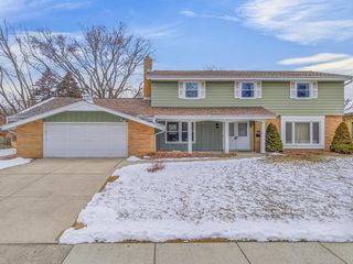 5645 S Lake DRIVE, Cudahy, WI 53110