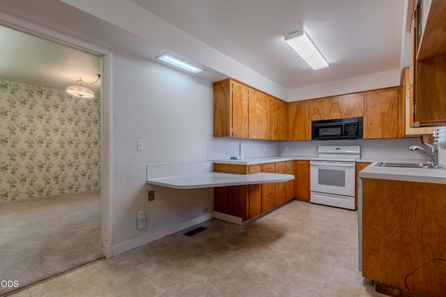 1375 Crater Lake Avenue, Medford, OR 97504