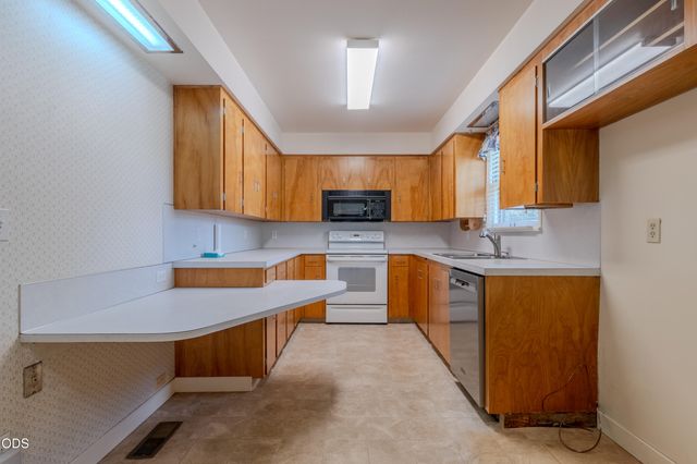 1375 Crater Lake Avenue, Medford, OR 97504
