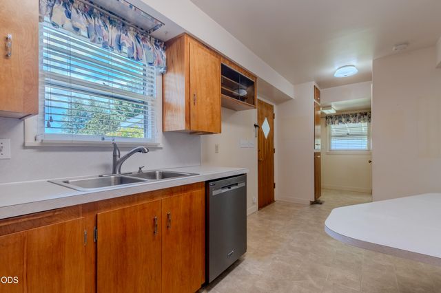 1375 Crater Lake Avenue, Medford, OR 97504
