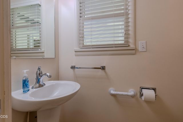 1375 Crater Lake Avenue, Medford, OR 97504