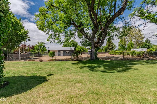 1375 Crater Lake Avenue, Medford, OR 97504