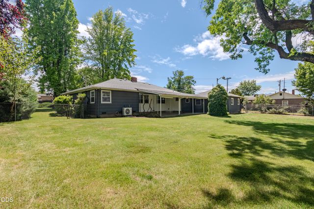 1375 Crater Lake Avenue, Medford, OR 97504