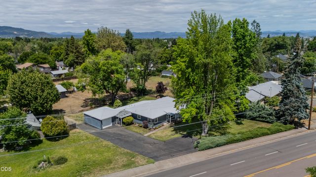 1375 Crater Lake Avenue, Medford, OR 97504