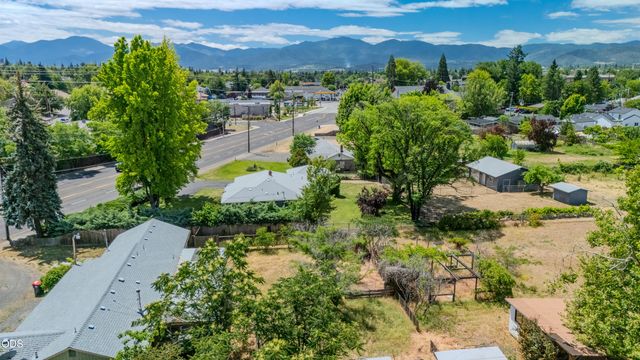 1375 Crater Lake Avenue, Medford, OR 97504