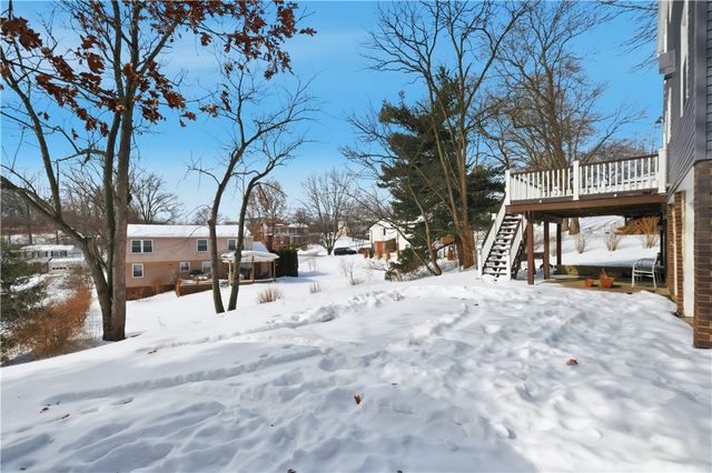 1626 Red Mill Dr, Upper St Clair, PA 15241