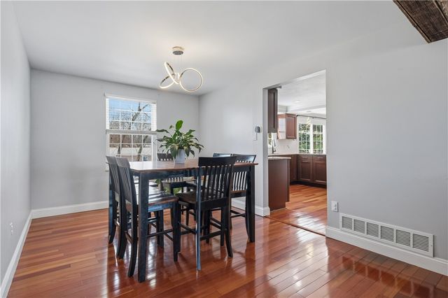 1626 Red Mill Dr, Upper St Clair, PA 15241