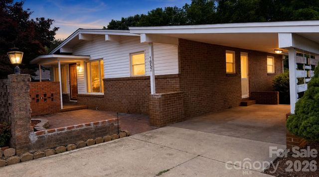 1857 8th Street Drive NE, Hickory, NC 28601