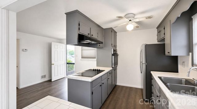 1857 8th Street Drive NE, Hickory, NC 28601