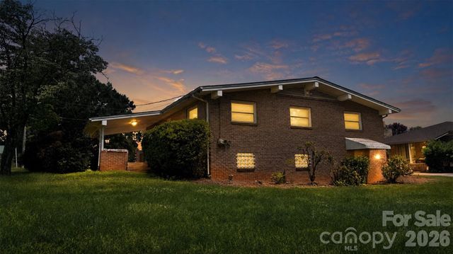 1857 8th Street Drive NE, Hickory, NC 28601