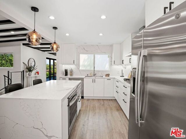 6900 Treasure Trail, Los Angeles, CA 90068