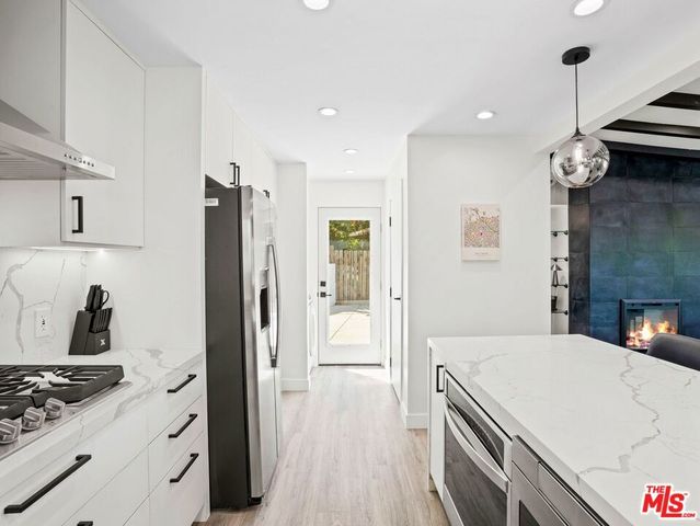 6900 Treasure Trail, Los Angeles, CA 90068