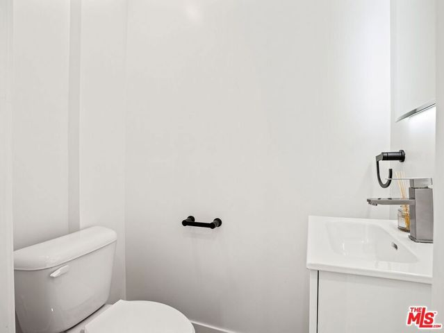 6900 Treasure Trail, Los Angeles, CA 90068