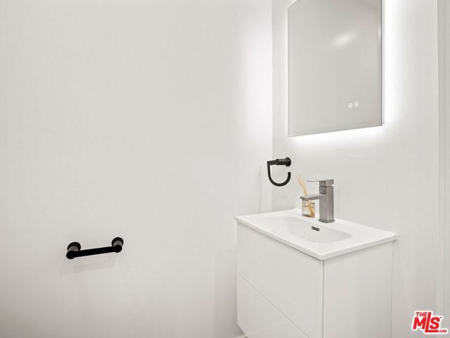 6900 Treasure Trail, Los Angeles, CA 90068