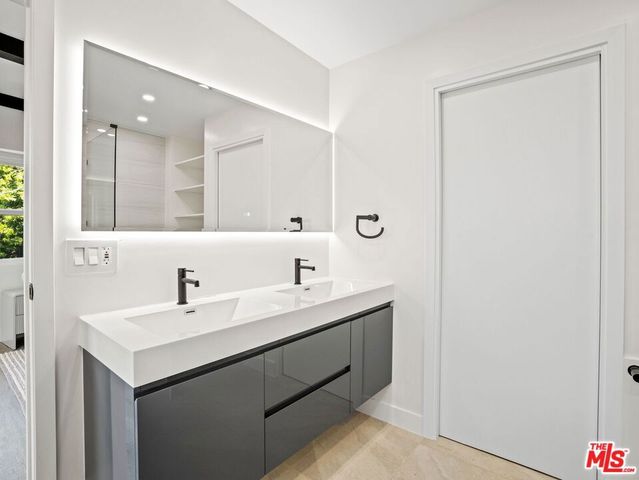 6900 Treasure Trail, Los Angeles, CA 90068