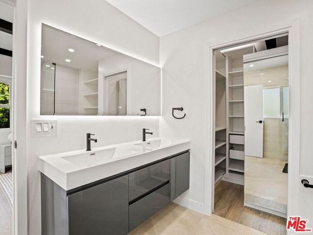 6900 Treasure Trail, Los Angeles, CA 90068