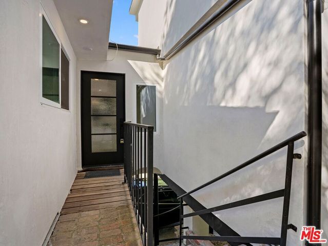 6900 Treasure Trail, Los Angeles, CA 90068