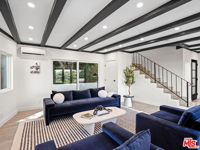 6900 Treasure Trail, Los Angeles, CA 90068