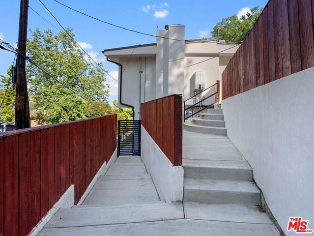 6900 Treasure Trail, Los Angeles, CA 90068