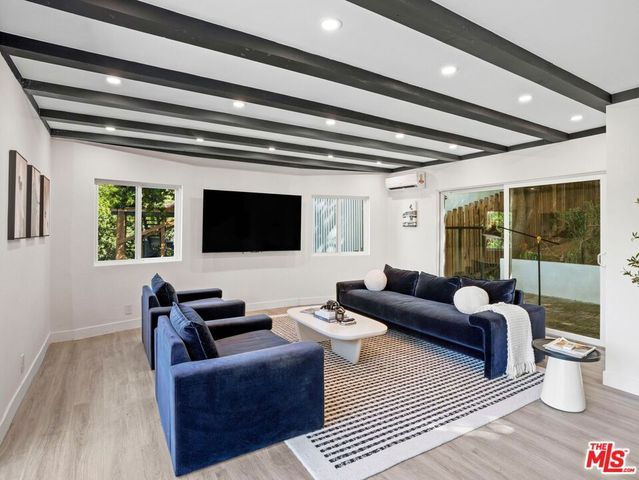 6900 Treasure Trail, Los Angeles, CA 90068