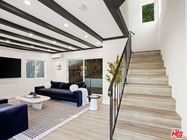 6900 Treasure Trail, Los Angeles, CA 90068