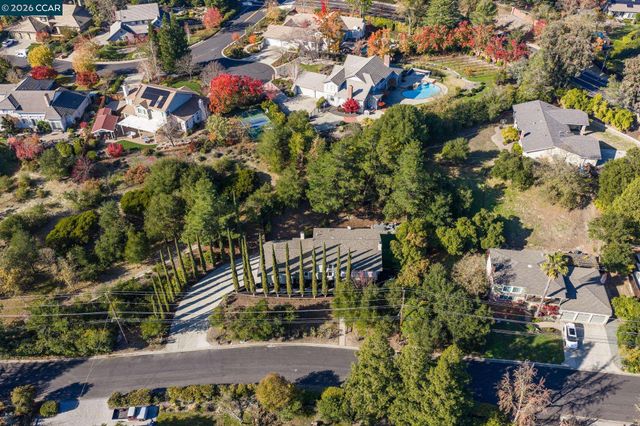 320 Miranda Ln, Alamo, CA 94507