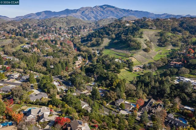 320 Miranda Ln, Alamo, CA 94507