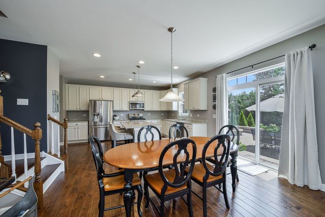 570 Amy Lane, Wheaton, IL 60187