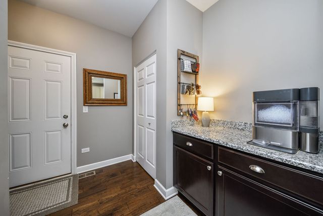 570 Amy Lane, Wheaton, IL 60187