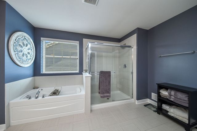 570 Amy Lane, Wheaton, IL 60187