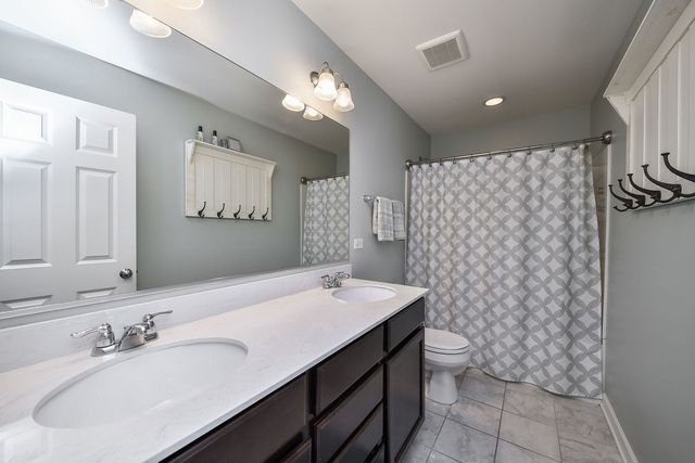 570 Amy Lane, Wheaton, IL 60187