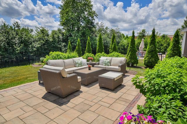 570 Amy Lane, Wheaton, IL 60187