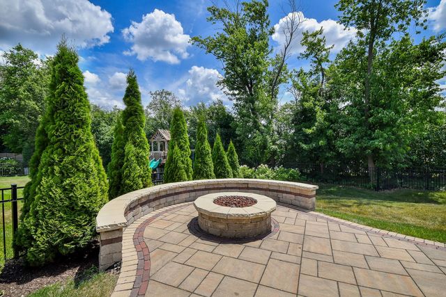 570 Amy Lane, Wheaton, IL 60187