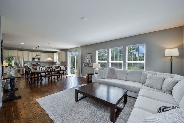 570 Amy Lane, Wheaton, IL 60187