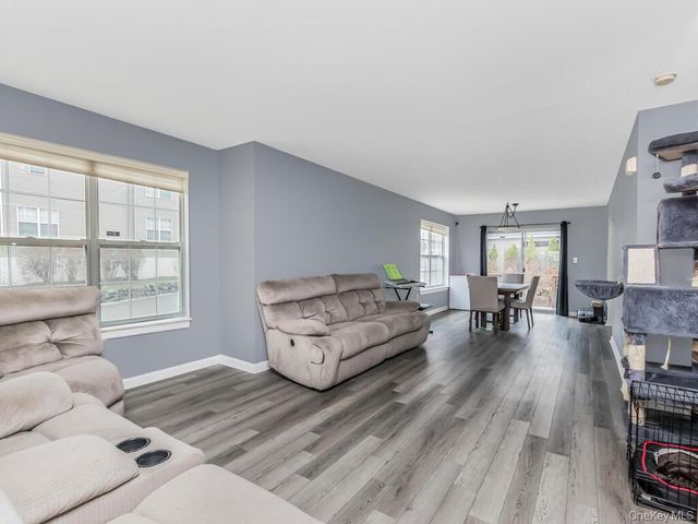 601 Crab Apple Lane, New Windsor, NY 12553