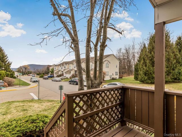 601 Crab Apple Lane, New Windsor, NY 12553
