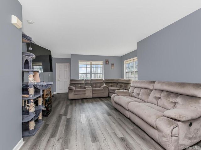 601 Crab Apple Lane, New Windsor, NY 12553