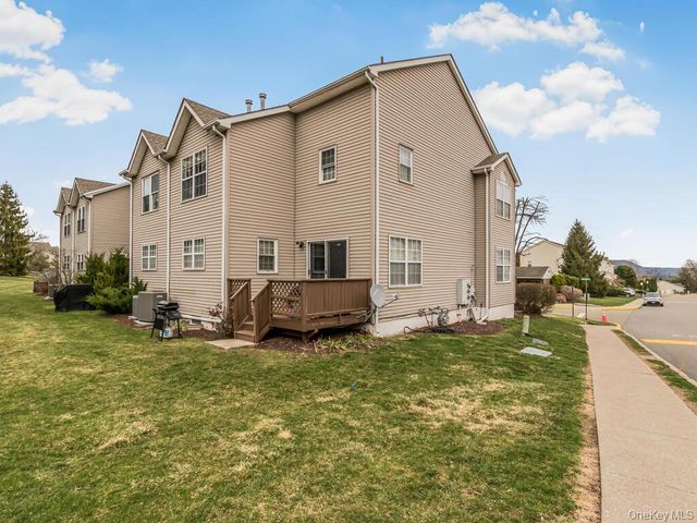 601 Crab Apple Lane, New Windsor, NY 12553