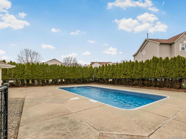 601 Crab Apple Lane, New Windsor, NY 12553