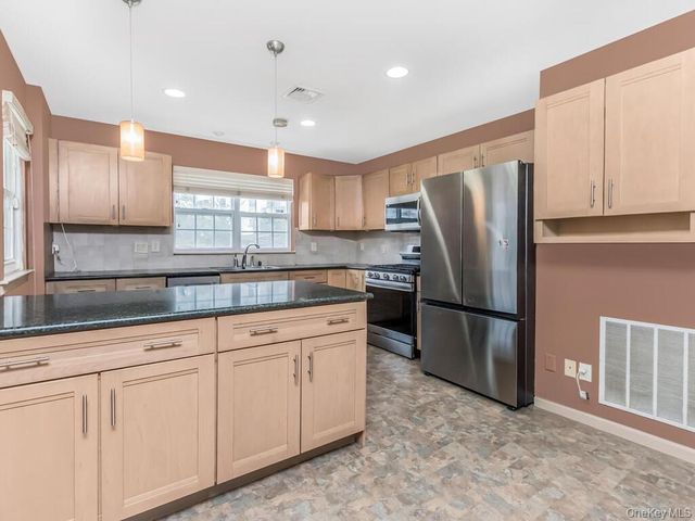 601 Crab Apple Lane, New Windsor, NY 12553