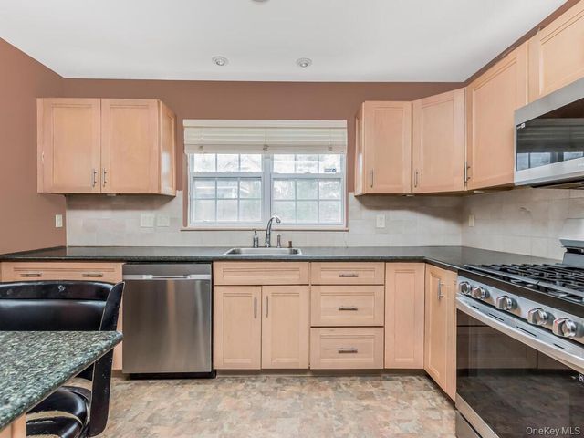 601 Crab Apple Lane, New Windsor, NY 12553