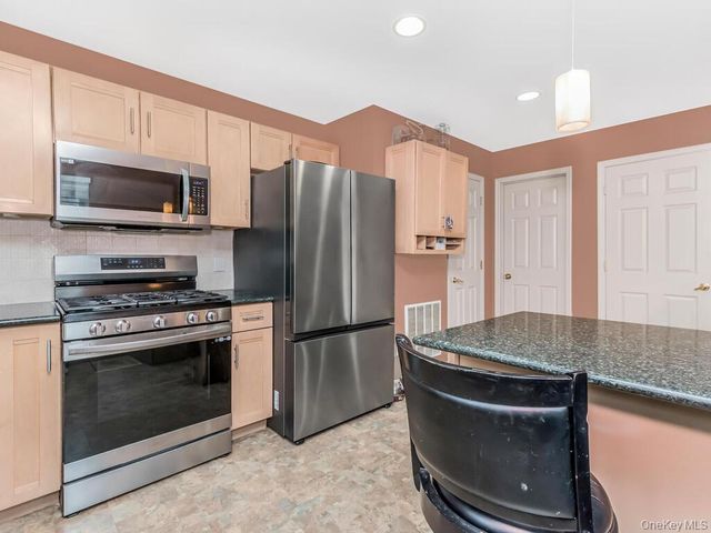 601 Crab Apple Lane, New Windsor, NY 12553