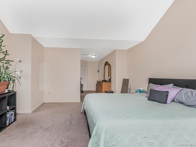 601 Crab Apple Lane, New Windsor, NY 12553
