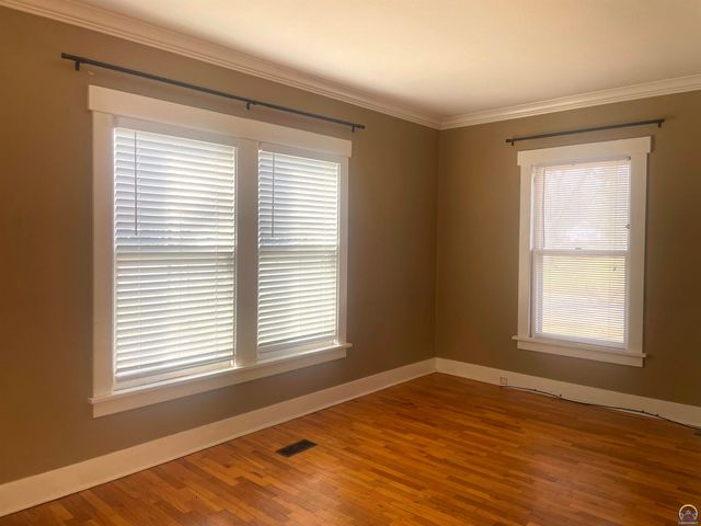 2002 SW High AVE, Topeka, KS 66604