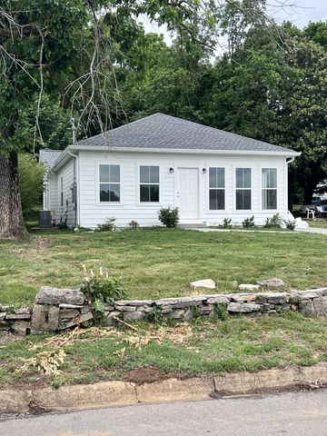 612 E Madison St, Pulaski, TN 38478